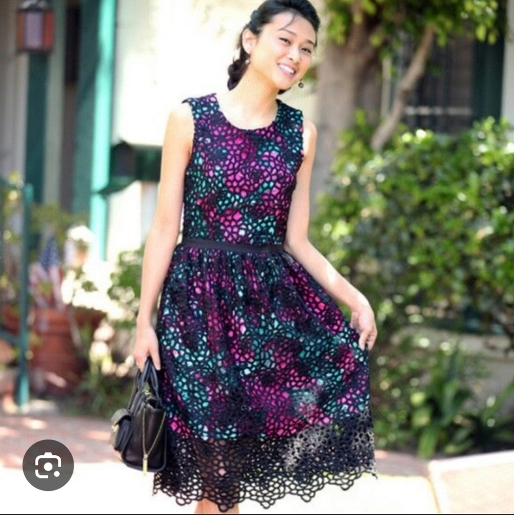 Wolven Women's Vibrant Black and Purple Midi Dress